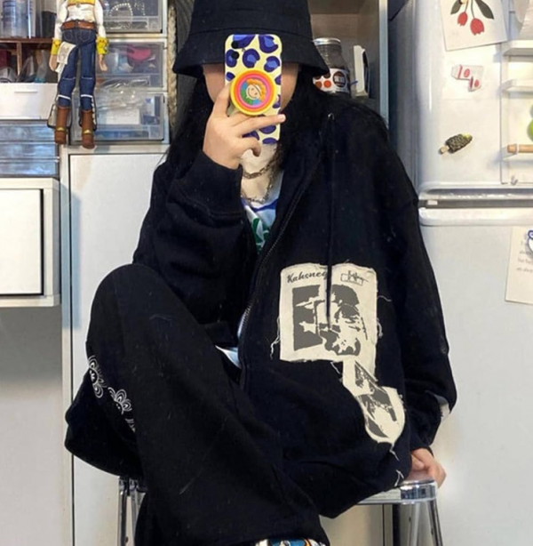 Hoodie vintage dengan hiasan patch